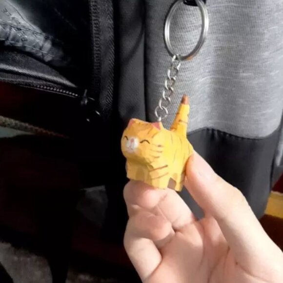 Cat wood carving keychain - Picture 1 of 3